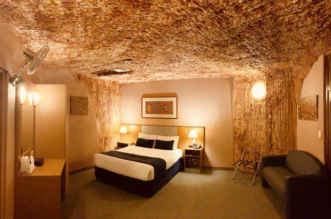 Desert Cave Hotel - QLD Tourism 11