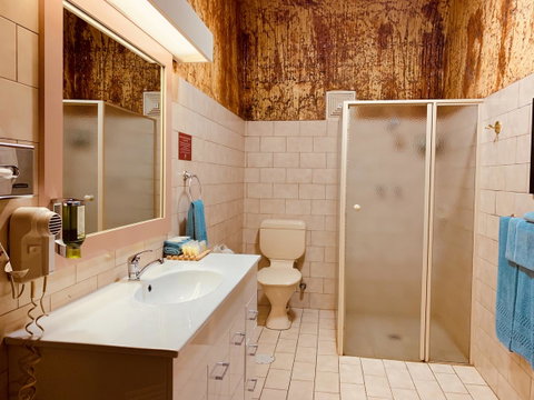 Desert Cave Hotel - QLD Tourism 5