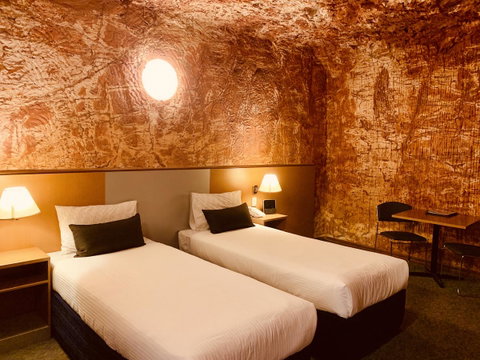 Desert Cave Hotel - QLD Tourism 15