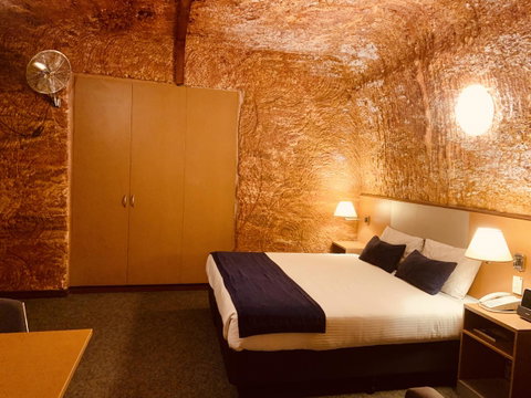 Desert Cave Hotel - QLD Tourism 14