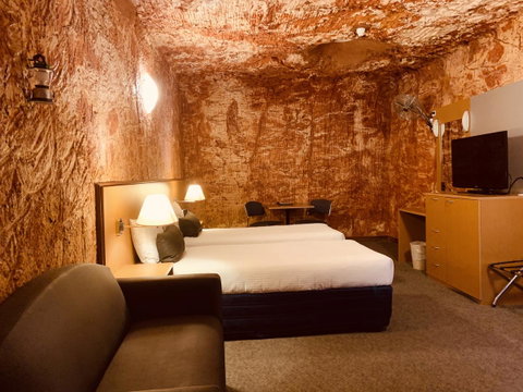 Desert Cave Hotel - QLD Tourism 16