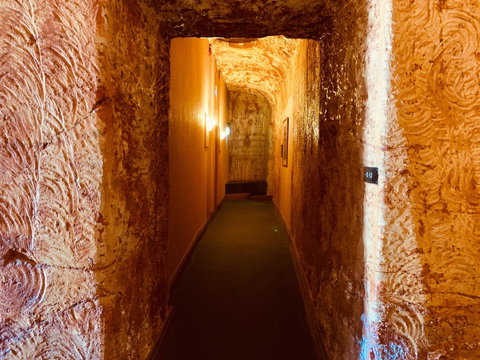 Desert Cave Hotel - QLD Tourism 27