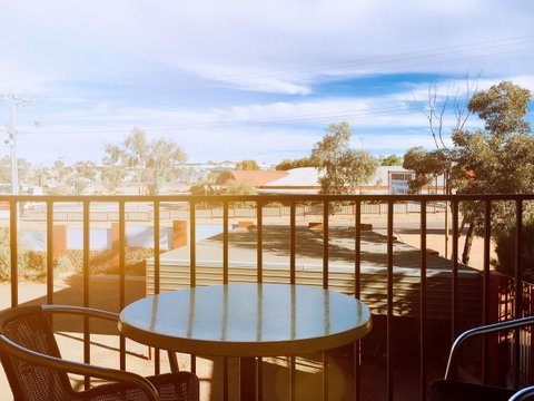 Desert Cave Hotel - QLD Tourism 0