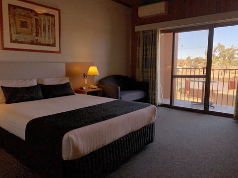 Desert Cave Hotel - QLD Tourism 20