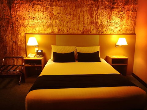 Desert Cave Hotel - QLD Tourism 38