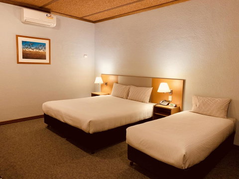 Desert Cave Hotel - QLD Tourism 22