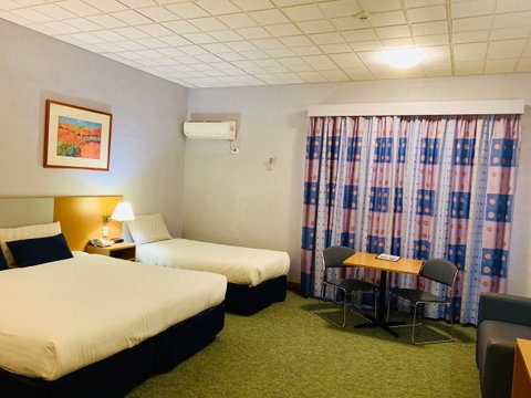 Desert Cave Hotel - QLD Tourism 32