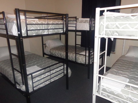 Adelaide Backpackers And Travellers Inn - Queensland Tourism 1
