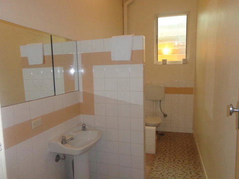 Adelaide Backpackers And Travellers Inn - Queensland Tourism 7