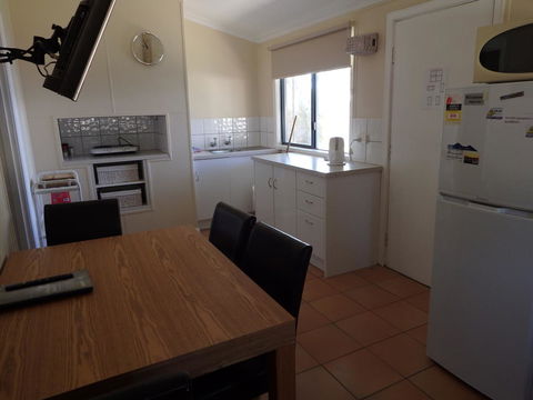 Lazy Lobster Holiday Units & Chalets - Queensland Tourism 6