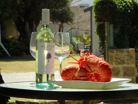 Lazy Lobster Holiday Units & Chalets - Queensland Tourism 0