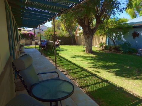 Lazy Lobster Holiday Units & Chalets - Queensland Tourism 30