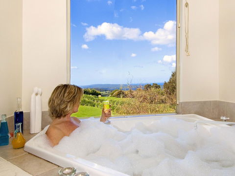 Chimes Spa Retreat - QLD Tourism 35