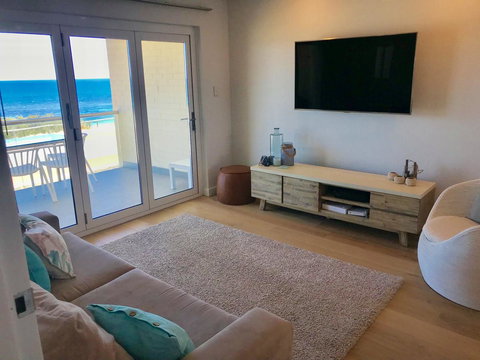 Cottesloe Beachfront Ocean View Apartment - QLD Tourism 6