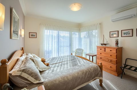 Glenelg On King Bed & Breakfast - QLD Tourism 1