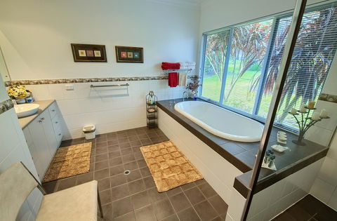 Glenelg On King Bed & Breakfast - QLD Tourism 3