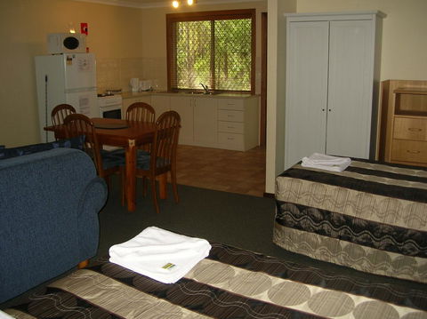 Travellers Rest Motel - QLD Tourism 18