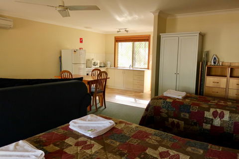 Travellers Rest Motel - QLD Tourism 14