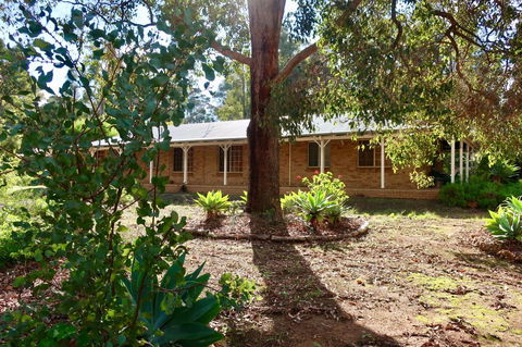 Travellers Rest Motel - QLD Tourism 0