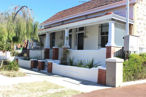 Captain\'s Heritage Cottage - Central Fremantle 2 Bedroom Historic Cottage - Queensland Tourism 0