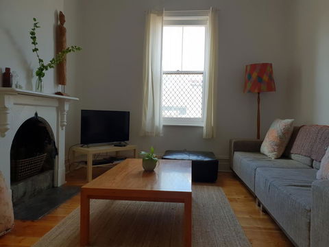 Captain\'s Heritage Cottage - Central Fremantle 2 Bedroom Historic Cottage - Queensland Tourism 2