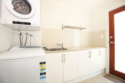 Calming Waters - Pet Friendly - Community Pool - QLD Tourism 24