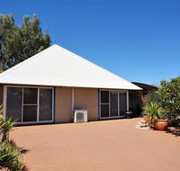 Osprey Holiday Village Unit 110 - Wake up to the birds in your 4 poster bed with a view - QLD Tourism