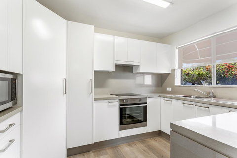 Laman Lodge, Unit 2, 15 Laman Street - QLD Tourism 7