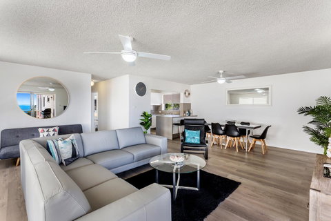 Laman Lodge, Unit 2, 15 Laman Street - QLD Tourism 3