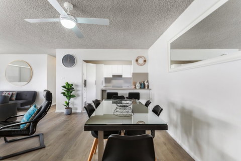 Laman Lodge, Unit 2, 15 Laman Street - QLD Tourism 5