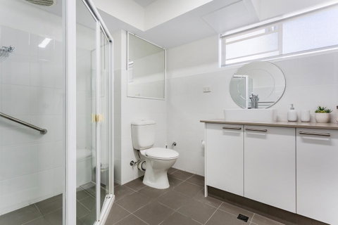 Laman Lodge, Unit 2, 15 Laman Street - QLD Tourism 11