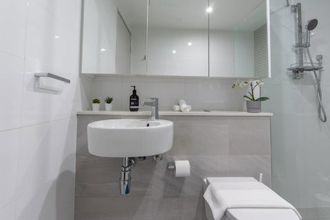 Inner City Stylish Apt Walk To Green Square - QLD Tourism 3