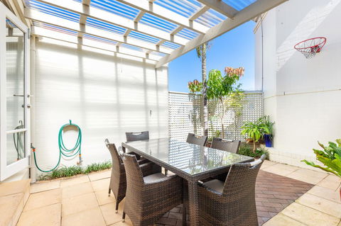 Kensington Self-Contained Modern House (89BROM) - Queensland Tourism 9