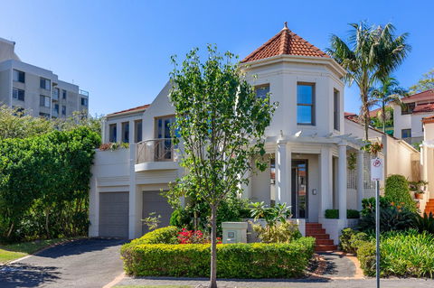 Kensington Self-Contained Modern House (89BROM) - Queensland Tourism 0