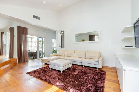 Kensington Self-Contained Modern House (89BROM) - Queensland Tourism 16