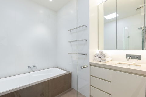 Kensington Self-Contained Modern House (89BROM) - Queensland Tourism 7
