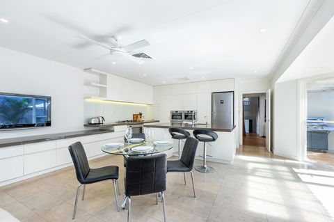 Kensington Self-Contained Modern House (89BROM) - Queensland Tourism 5