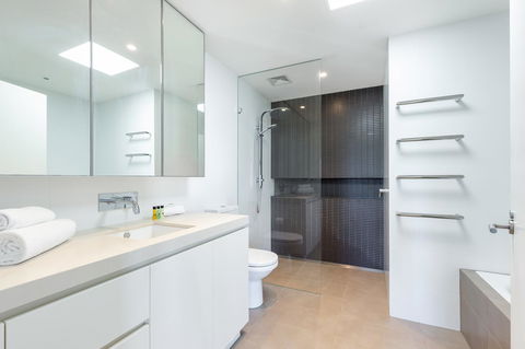 Kensington Self-Contained Modern House (89BROM) - Queensland Tourism 10