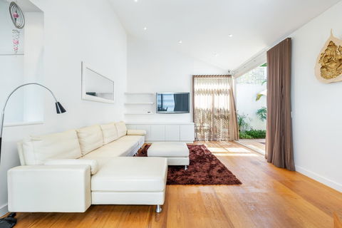 Kensington Self-Contained Modern House (89BROM) - Queensland Tourism 15