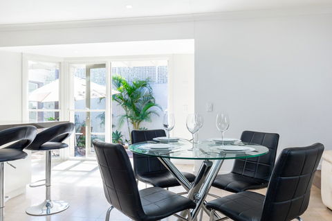 Kensington Self-Contained Modern House (89BROM) - Queensland Tourism 8