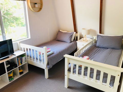 Little Blue Beach House - QLD Tourism 5