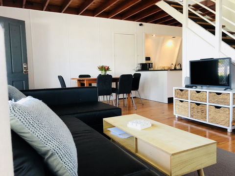 Little Blue Beach House - QLD Tourism 7