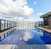 Japanese Style waterfront apt wt rooftop pool