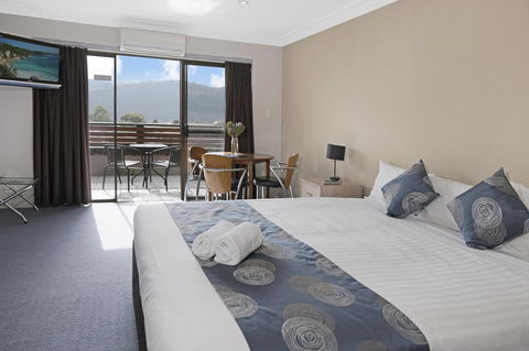 Banjo Paterson Inn - QLD Tourism 1