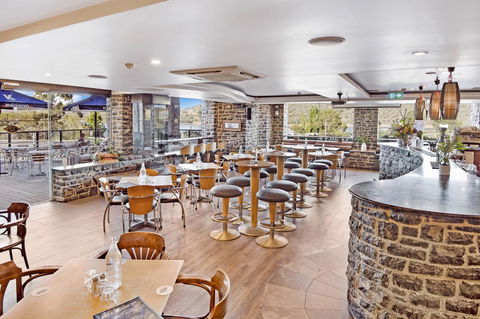 Banjo Paterson Inn - QLD Tourism 8