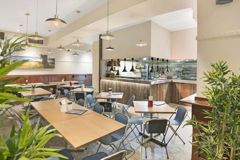 Banjo Paterson Inn - QLD Tourism 4