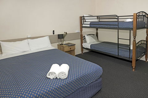 Banjo Paterson Inn - QLD Tourism 11