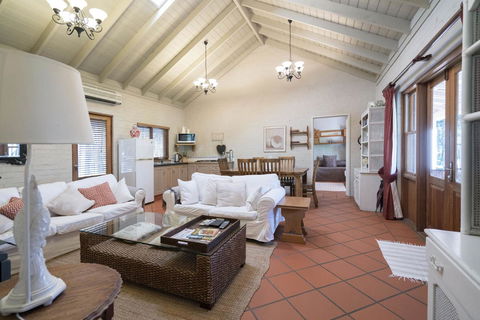 Thistle Hill Guesthouse - Walk To Many Wineries And Restaurants - Queensland Tourism 34