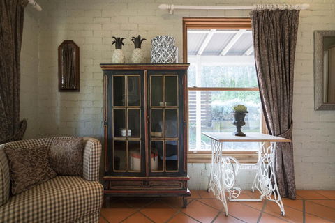 Thistle Hill Guesthouse - Walk To Many Wineries And Restaurants - Queensland Tourism 24