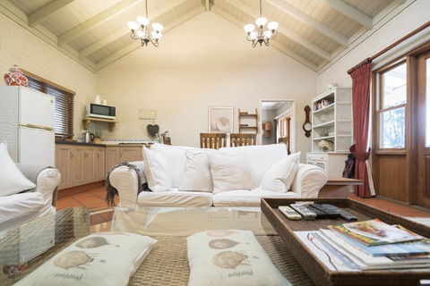 Thistle Hill Guesthouse - Walk To Many Wineries And Restaurants - Queensland Tourism 29